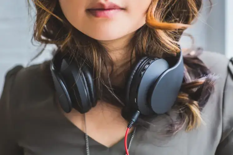 Do wired headphones emit radiation?