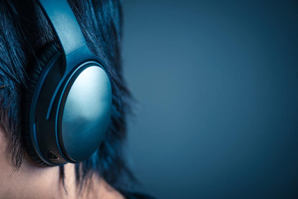 Will Headphones Help with Airplane Pressure? Audio MAV