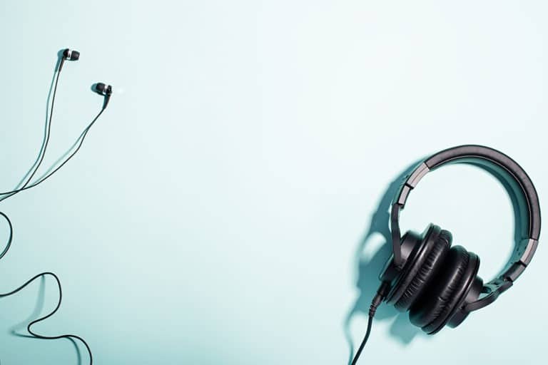 Why Are Headphones Better than Earbuds? Audio MAV