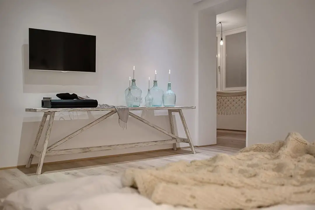 Can You Mount a Soundbar Above The TV? Audio MAV