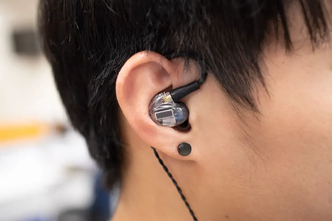 18 Tips on How to Keep Earbuds from Falling Out (Photos) Audio MAV