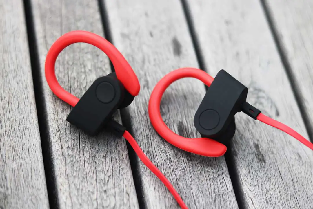 18 Tips on How to Keep Earbuds from Falling Out (Photos) Audio MAV