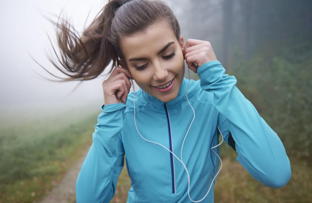 18 tips on how to keep earbuds from falling out (Photos)