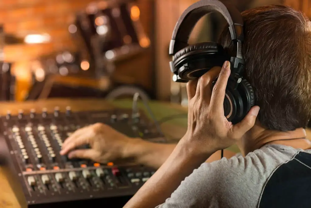 Is it actually better to listen to music with headphones?