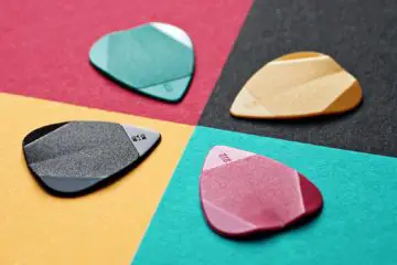 Are thin guitar picks worthless