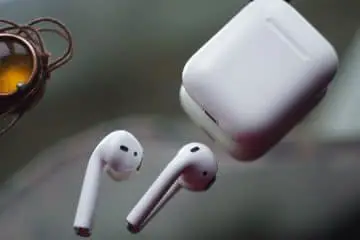 Why Are My Airpods Blinking Orange? [SOLVED]